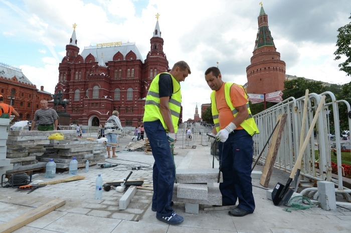 Заммэра Бирюков объяснил частую замену плитки в Москве работами с сетями