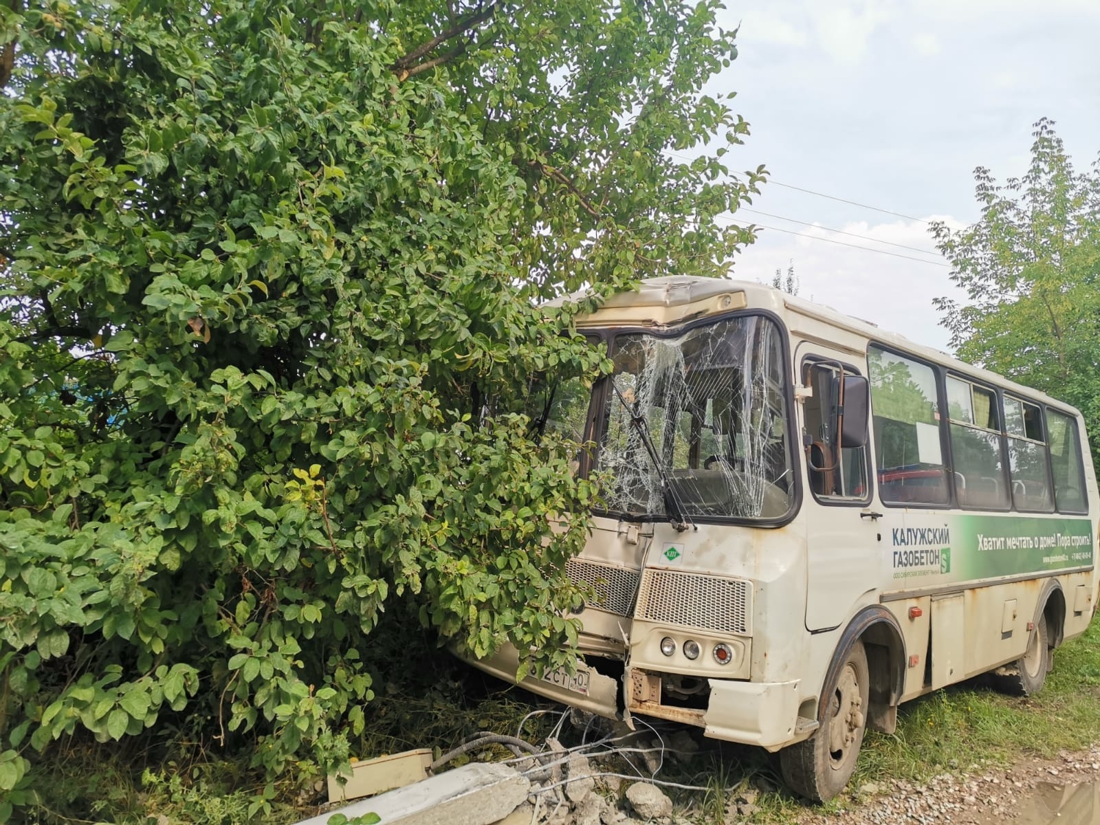 Три человека пострадали в ДТП с рейсовым автобусом в Калужской области