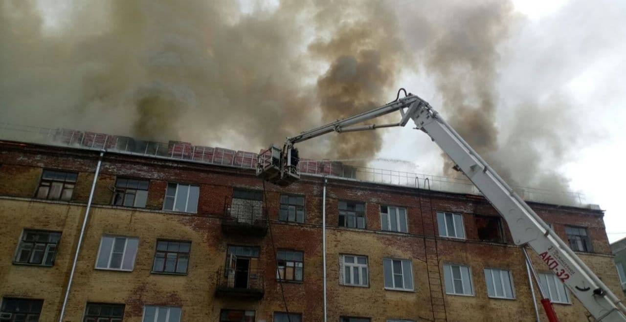 Крупный пожар в многоквартирном доме ликвидируют во Владимирской области, есть пострадавший