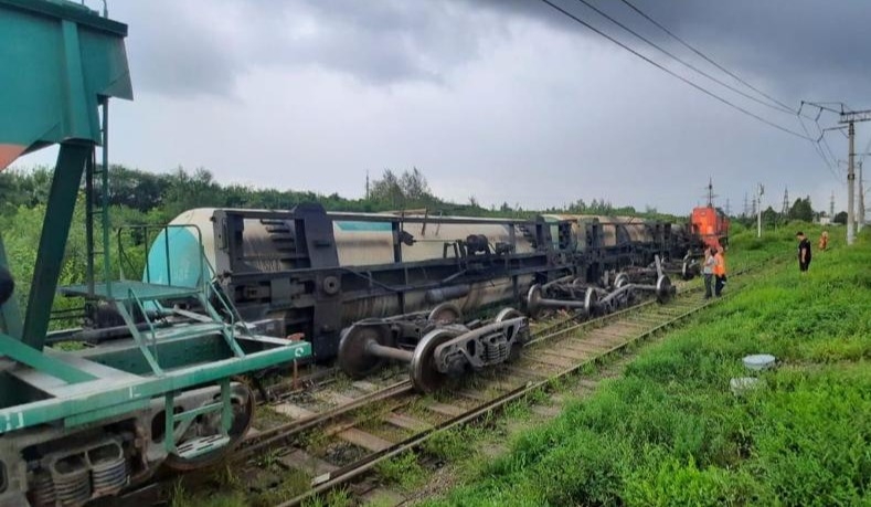 Три железнодорожные цистерны с топливом сошли с рельсов в Приамурье