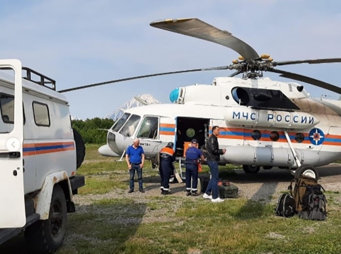 Восемь спасенных с упавшего на Камчатке вертолета везут в больницу