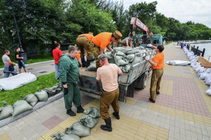 Насыпь для защиты микрорайона в Хабаровске от паводка готова наполовину