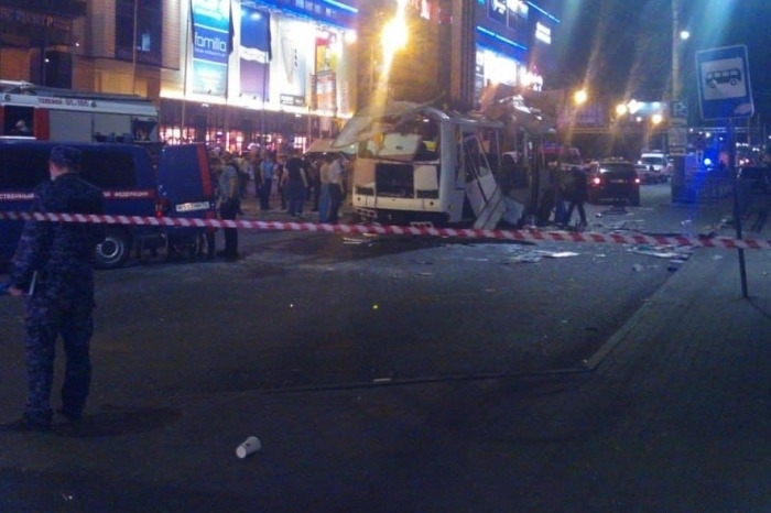 Мэр Воронежа поручил к утру привести в порядок дорогу, на которой взорвался автобус