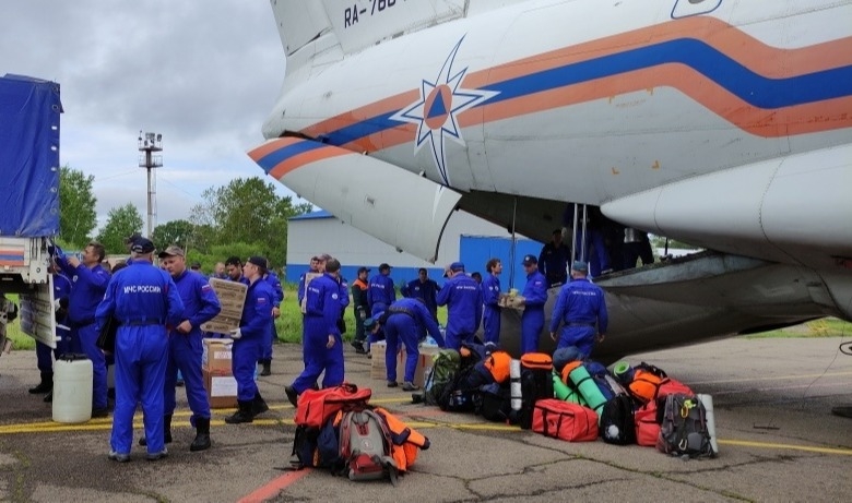 Полсотни спасателей прибыли из Москвы в Хабаровск для помощи в борьбе с паводком