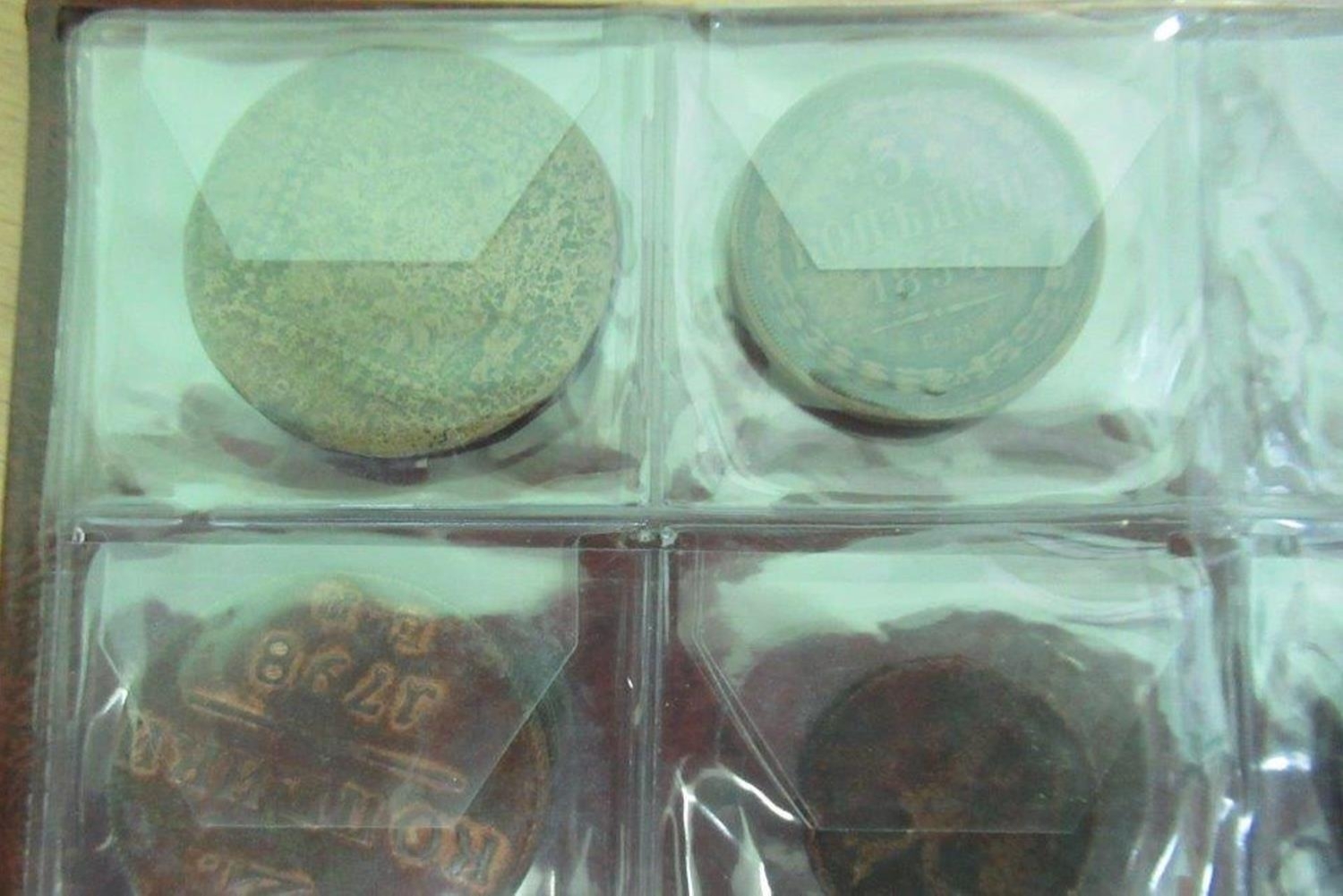 Белгородские таможенники изъяли незаконно ввезенную в Россию коллекцию монет и купюр