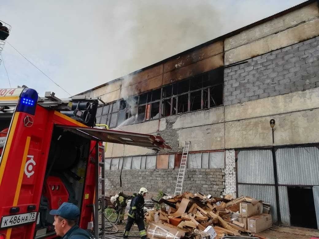 Локализован пожар на складе мебельной фабрики в ульяновском Димитровграде
