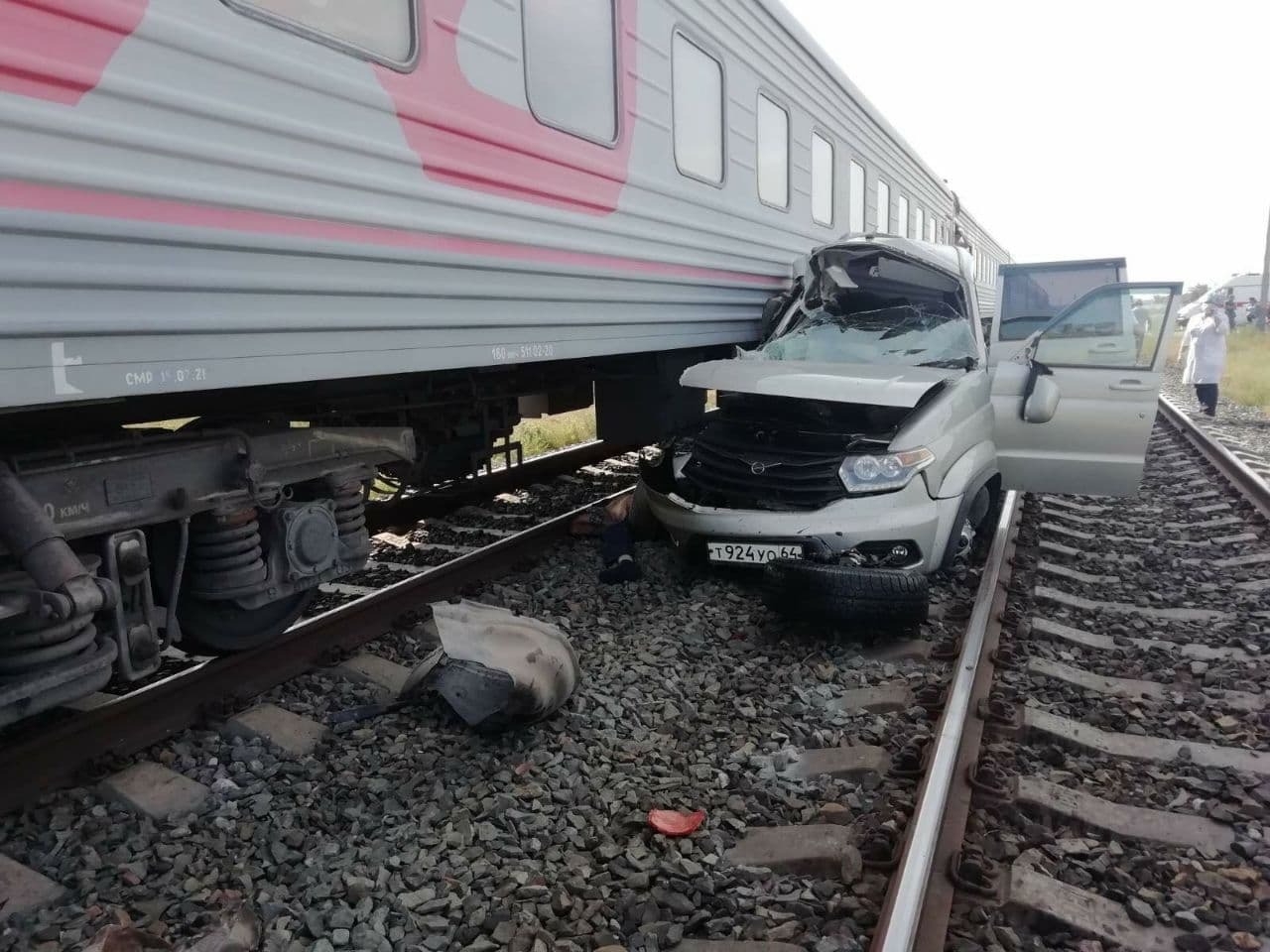 Легковушка столкнулась с пассажирским поездом под Саратовом, погибли три человека