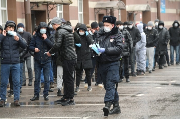 Полиция Петербурга просит выдворить из РФ 30 нелегальных мигрантов