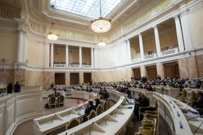 Петербургский парламент завершил сессию за восемь дней до выборов