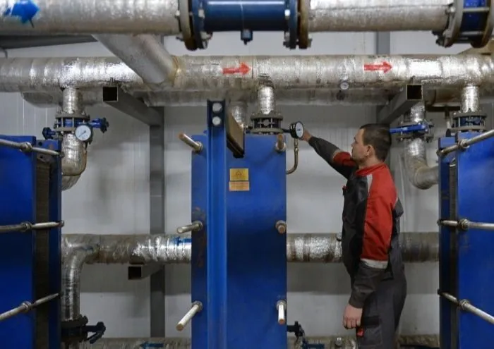 Отопление в соцучреждениях Москвы включают досрочно по заявкам