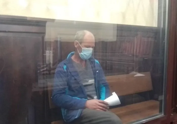 Суд отправил под стражу обвиняемого в убийстве двух школьниц в Кузбассе