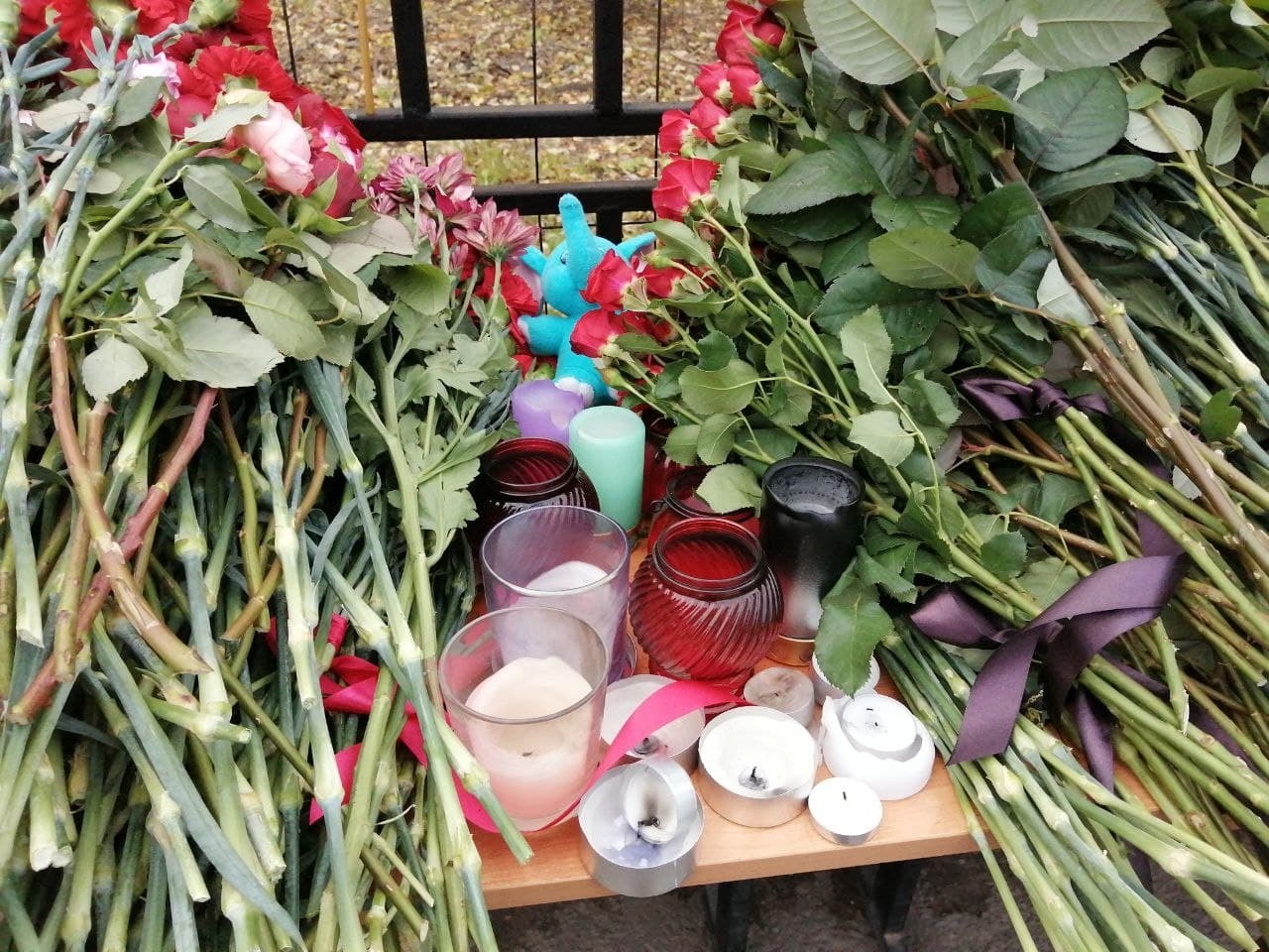 Пермяки третий день несут цветы и игрушки к стихийному мемориалу в память о жертвах стрельбы в вузе