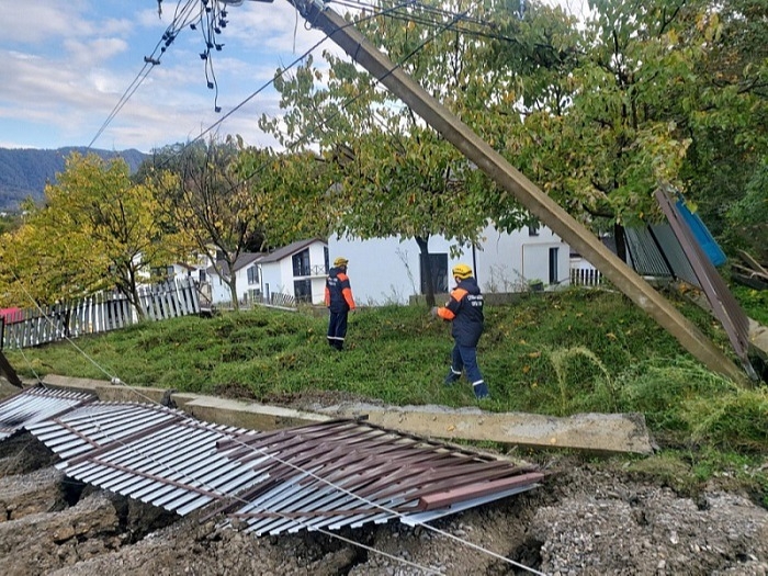 Непогода в Сочи повредила жилые дома и автодороги - губернатор Кубани