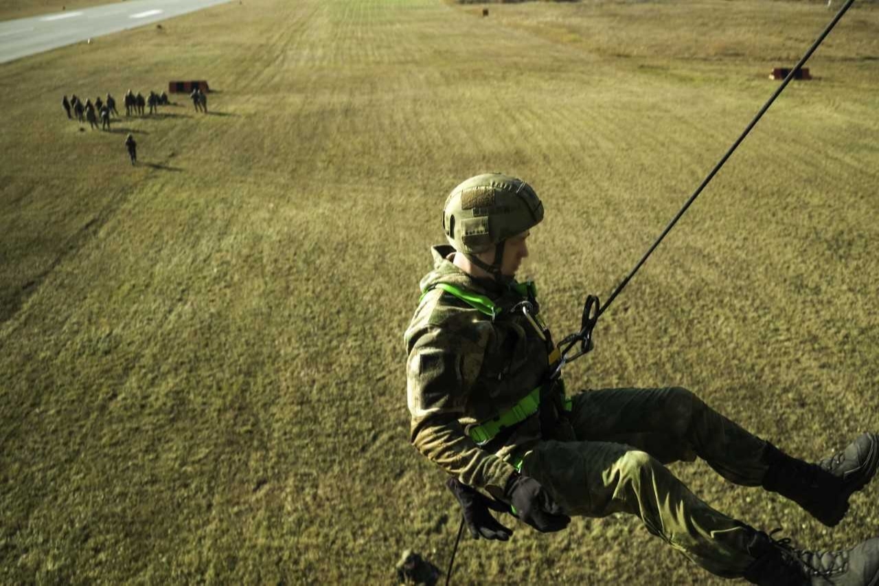 Спецназ Росгвардии отработал на Урале приемы десантирования с борта вертолета