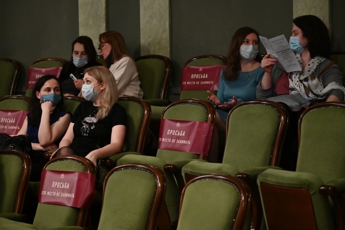 При успешном внедрении QR-кодов в Новосибирской области власти пересмотрят нормы заполняемости зрительных залов - губернатор