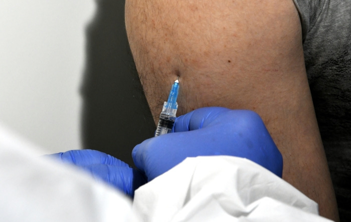 Обязательная вакцинация против коронавируса для сотрудников ряда отраслей введена в Орловской области