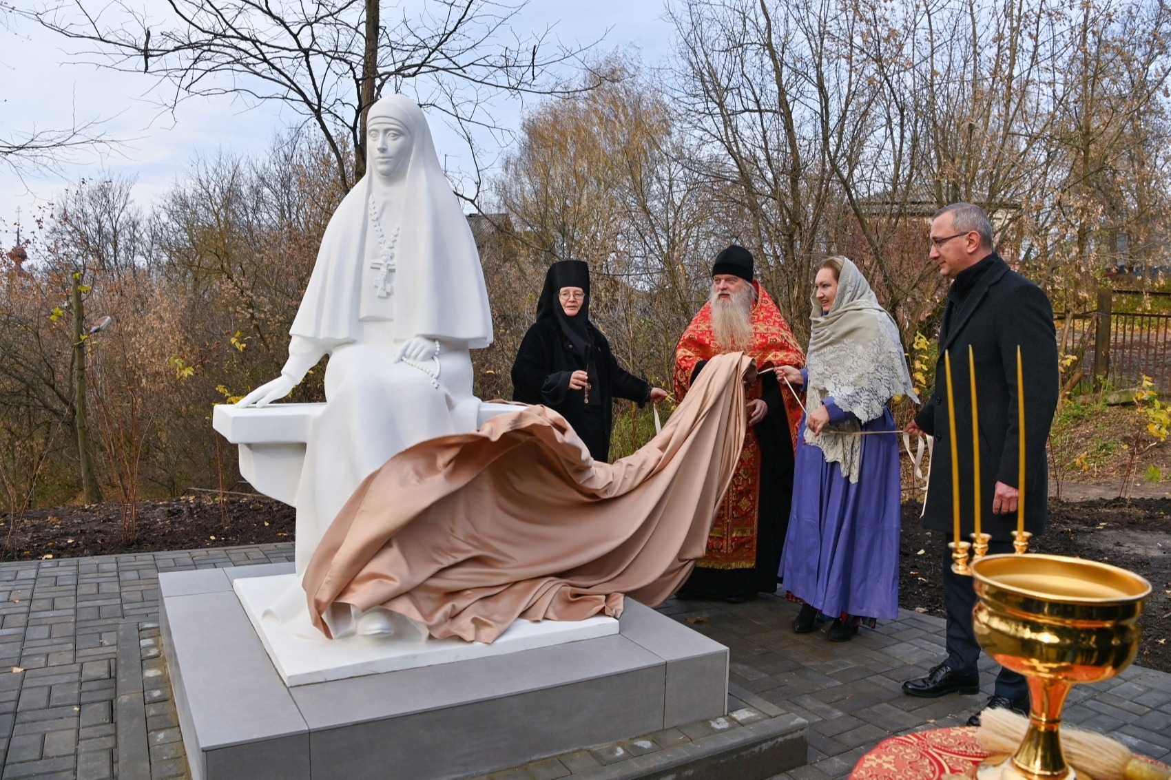 Памятник великой княгине Елизавете Фёдоровне открыли и освятили в Калуге
