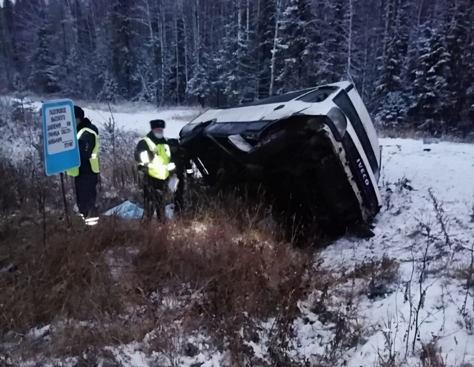 Пассажирский автобус сошел с трассы и перевернулся в Свердловской области, один человек погиб, восемь пострадали
