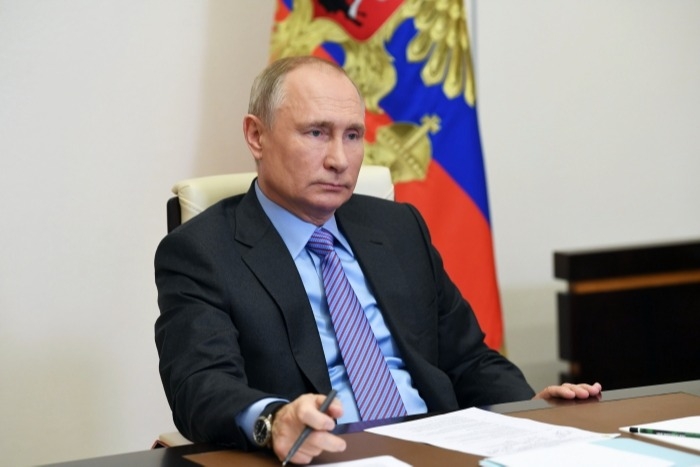 Путин поручил усилить контроль за соблюдением ограничений в связи с распространением COVID-19