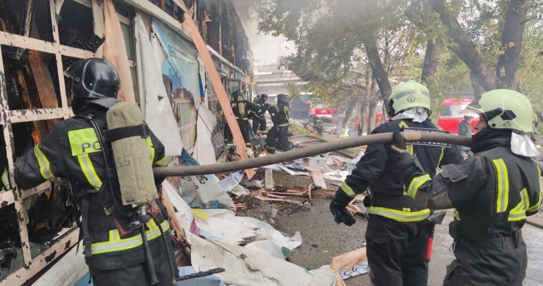 Десять человек спасены из горящего рынка во Владивостоке, пожар локализован