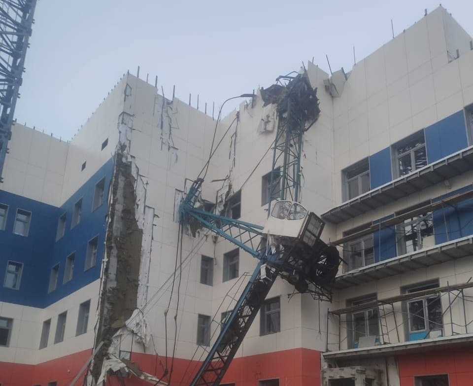 Рабочий погиб при падении башенного крана на строящуюся больницу в Хабаровске - прокуратура