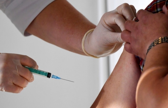 В поликлиниках Петербурга до конца месяца почти не осталось талонов на вакцинацию