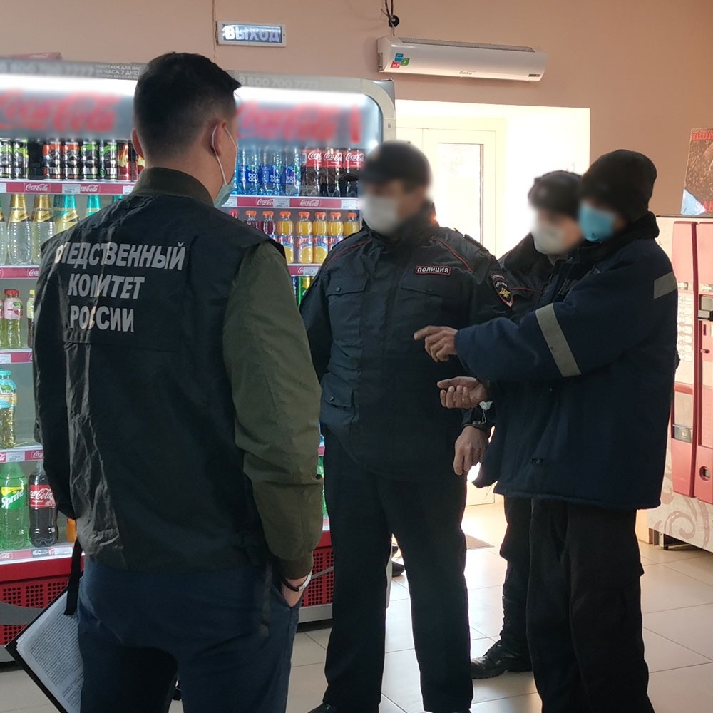 Несовершеннолетняя сотрудница магазина в Приамурье получила ножевые ранения из-за водки и 3 тыс. рублей