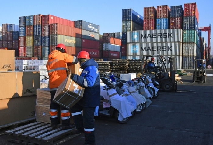 Количество контейнеров, скопившихся в портах Приморья, за неделю уменьшилось на 30% - Трутнев