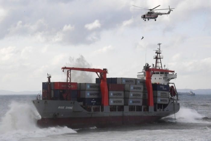 Более 1,6 тыс. тонн груза находится на борту севшего на мель в Приморье панамского судна