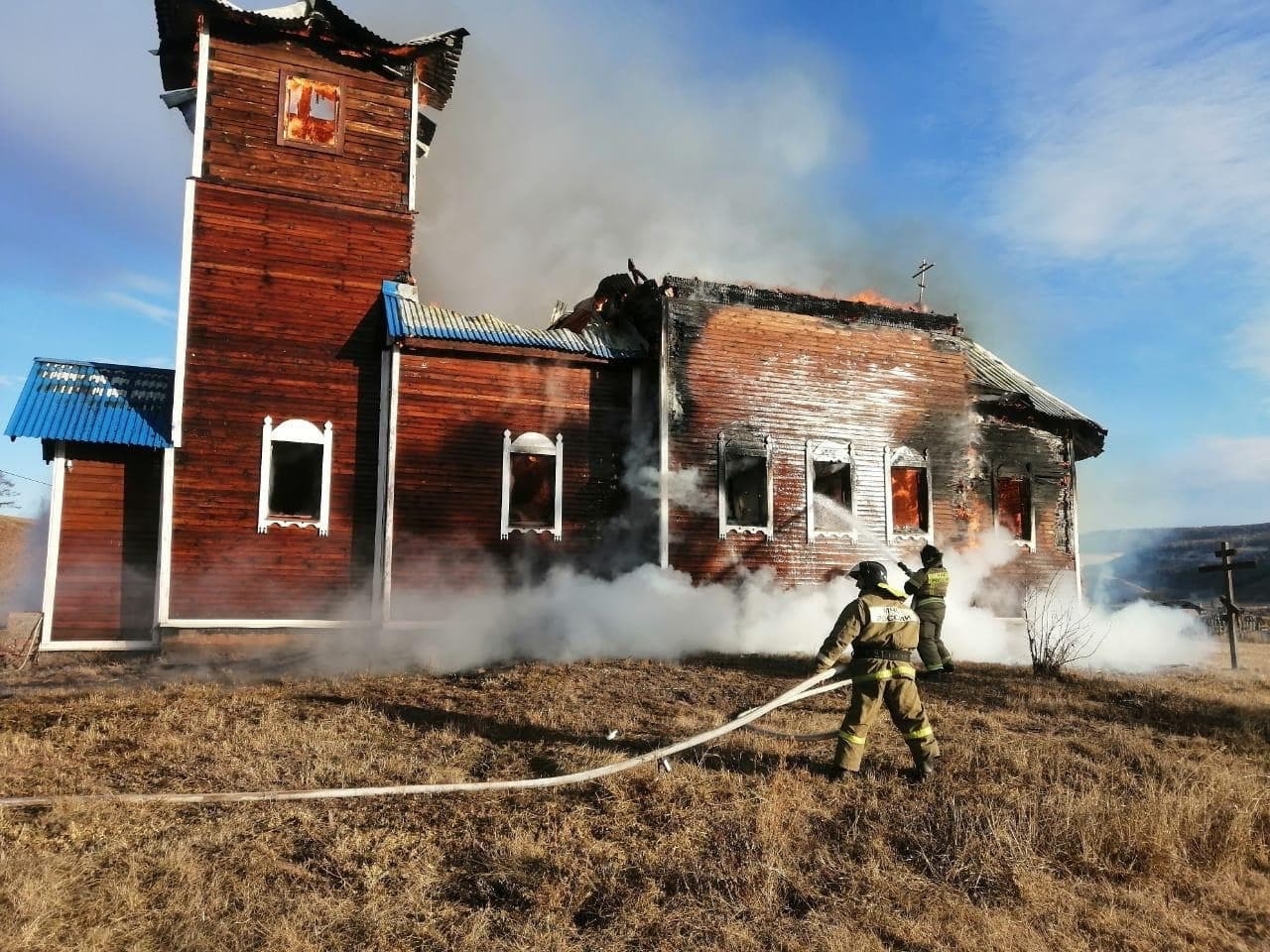 Здание храма горело в селе Иркутской области, пострадавших нет - МЧС