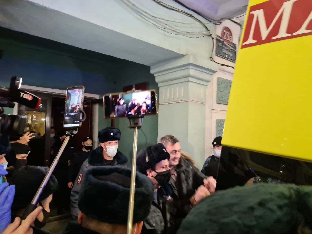 Приморского депутата, задержанного по подозрению в растлении ребенка, увезли на "скорой" из здания суда