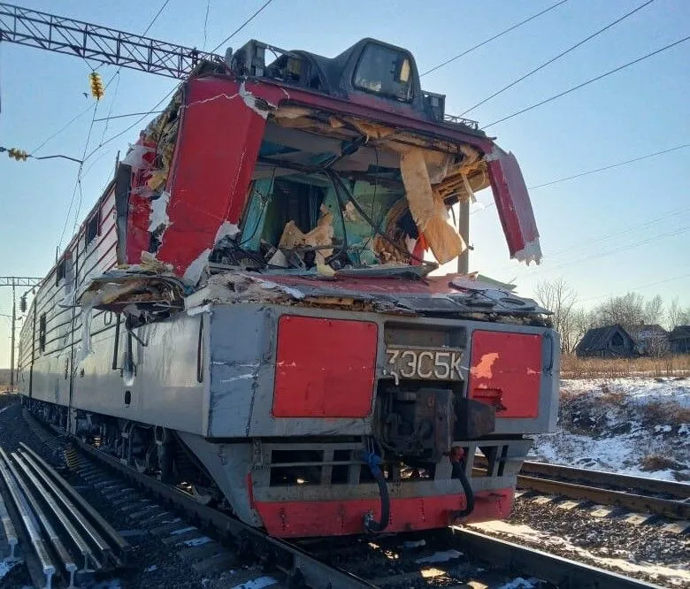 Задержка трех пассажирских поездов ожидается из-за столкновения локомотива и грузовика в Приамурье