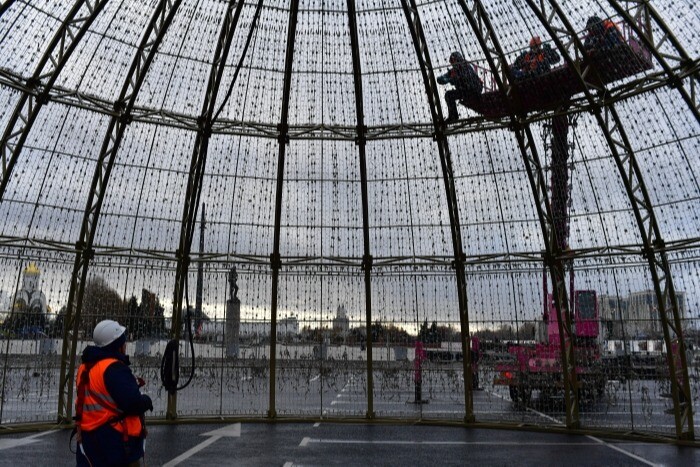Елочный шар высотой 20 метров монтируют на Поклонной горе в Москве