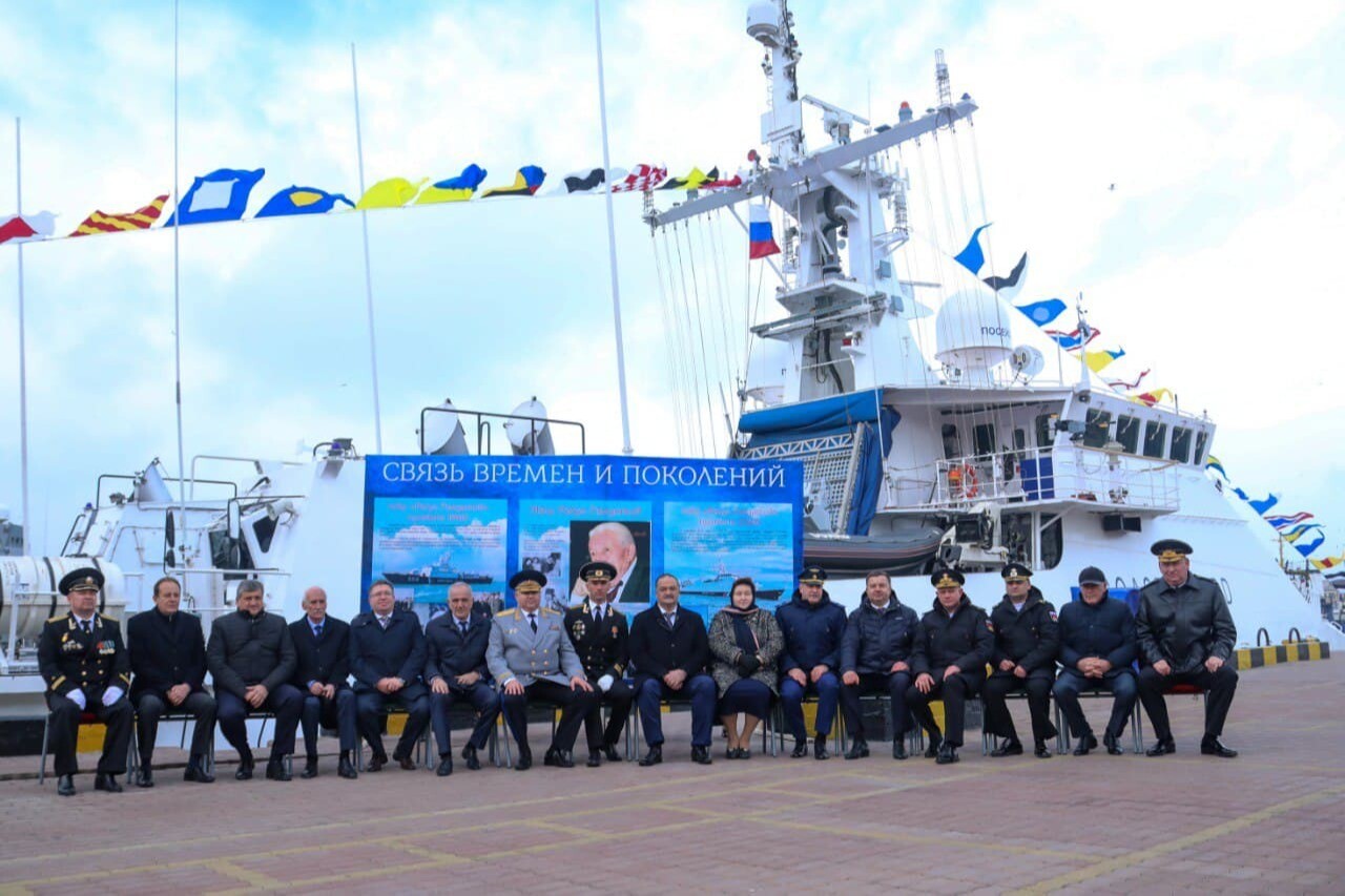 Флаг впервые подняли на пограничном корабле "Расул Гамзатов" в Дагестане