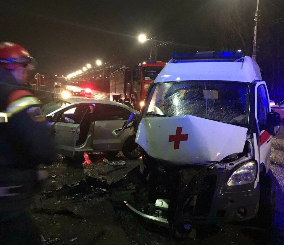 Бригада "скорой" попала в аварию в Саратове, один человек погиб