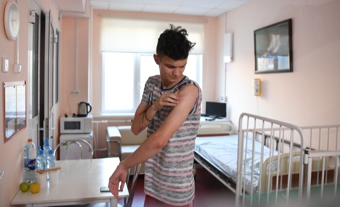 Вакцинацию подростков от COVID-19 планируется начать в Петербурге после новогодних праздников - власти