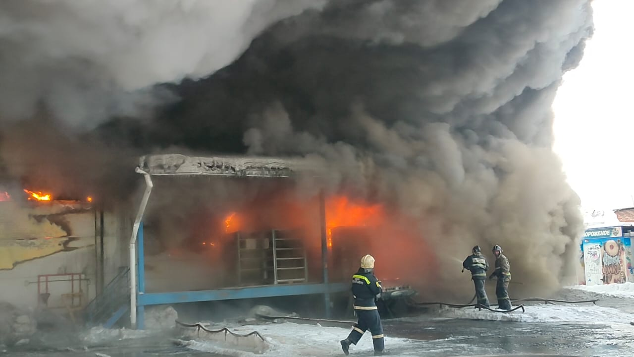 Пожар тушат на складе в поселке под Новосибирском на 2 тыс. кв. м