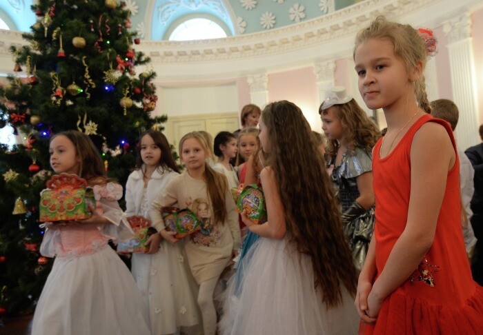 Новогодние утренники в школах и детсадах Якутска пройдут без родителей - власти