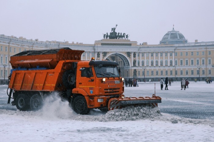 В Петербурге за 2,5 недели собрали половину прошлогоднего объема снега