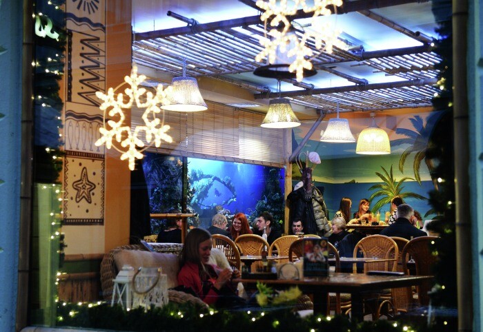 Кафе и рестораны в Псковской области смогут принимать посетителей в Новый год до 2 часов ночи