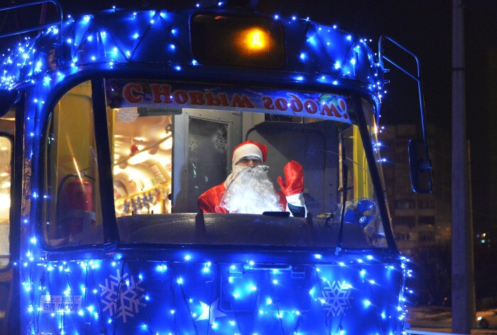 Новогодние трамваи под управлением Дедов Морозов и Снегурочек вышли в рейс в Нижнем Новгороде