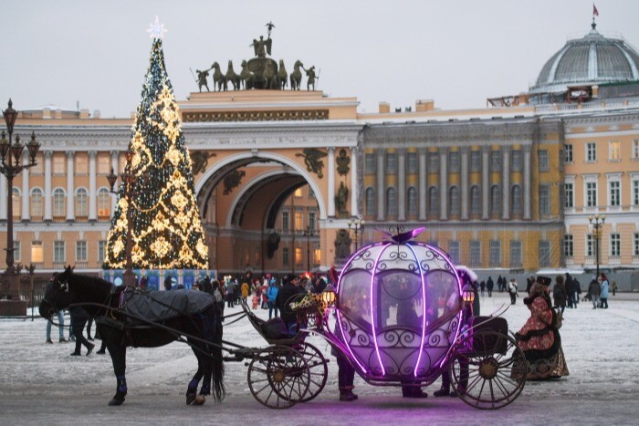 На главной новогодней елке Петербурга зажглись огни