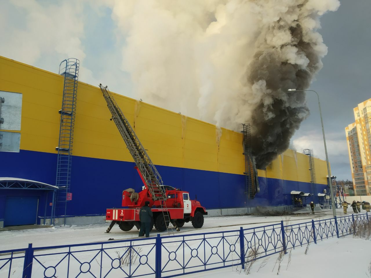 Супермаркет "Лента" горит в Томске - очевидцы