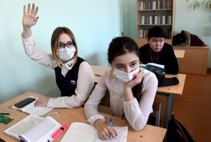 Число школьных классов на дистанте в Петербурге сократилось почти в два раза