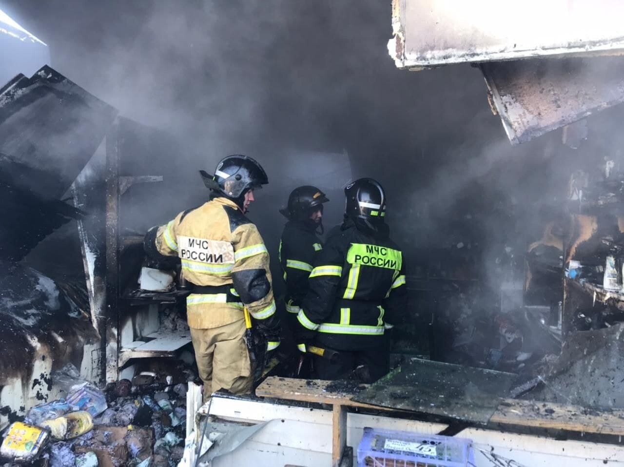 Пожар повышенной сложности потушили на рынке во Владивостоке - МЧС