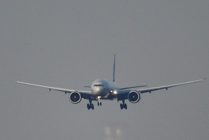 Летевший из Москвы в Якутск самолет совершил посадку в Тюмени из-за плохого самочувствия пассажира