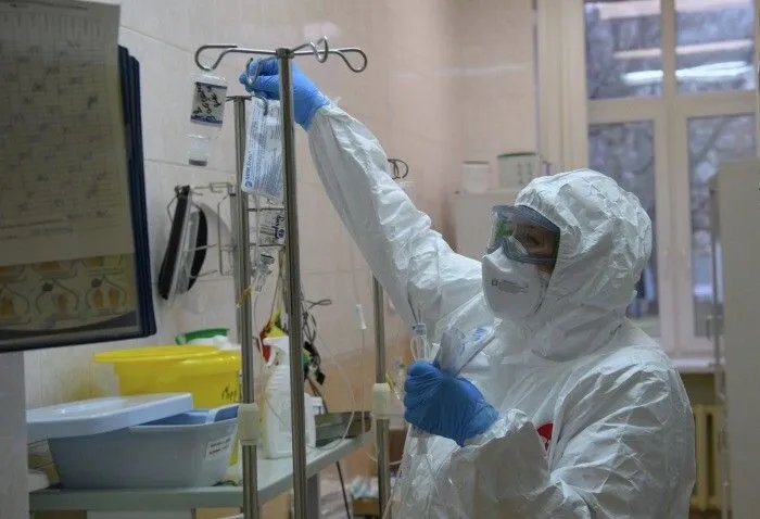 В РФ за сутки зафиксировано 15,77 тыс. случаев COVID-19, скончались 828 человек