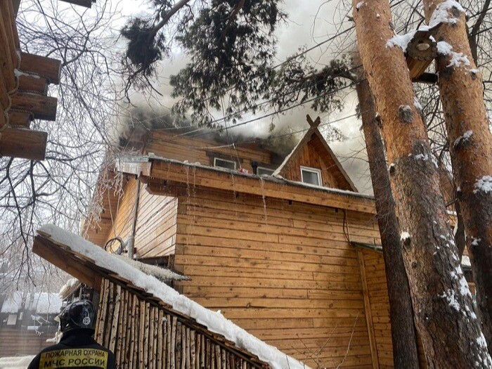 Двухэтажная баня горит в Екатеринбурге