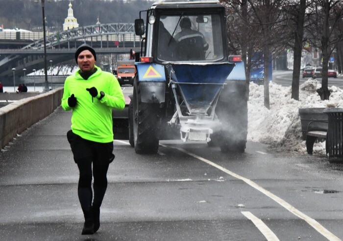 Тротуары и пешеходные зоны в Москве дополнительно обрабатывают реагентами из-за гололеда