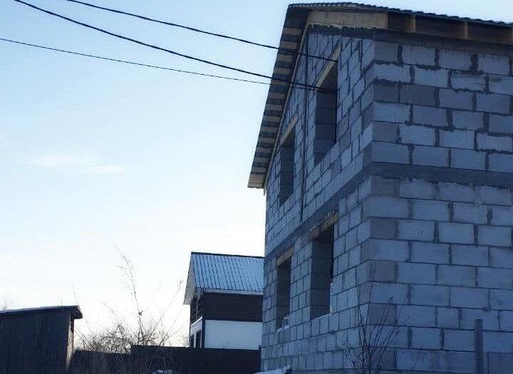 Частник при строительстве дома в Приамурье "спрятал" провода ЛЭП на втором этаже